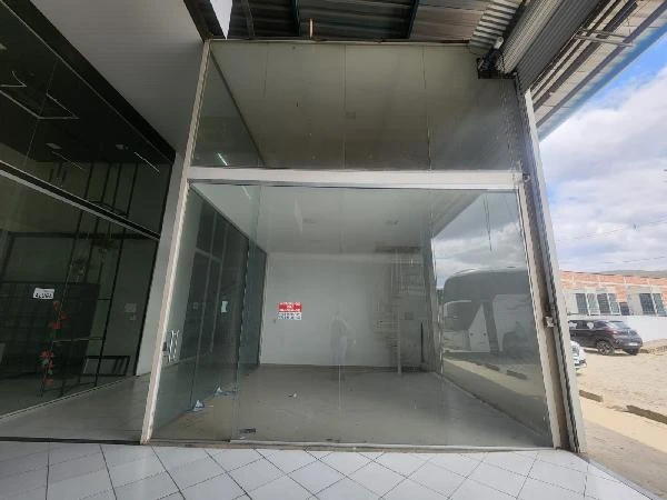 Apartamento de 25,45m² com fachada de vidro e interior vazio em área comercial externa