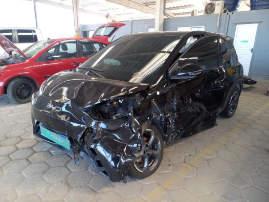 Automóvel preto Byd Dolphin Mini GS5EV 4 portas sinistrado com amassados graves em galpão