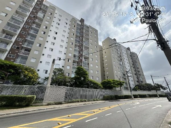 Apartamento em condomínio com fachada em tons claros com várias janelas e sacadas visto da rua em área urbana