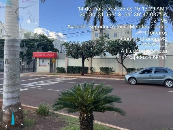 Apartamento branco no Condomínio Residencial Parque Castelo de Monaco com entrada e muro ao redor em área urbana