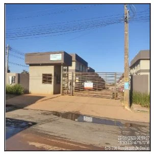 Apartamento no condomínio com portaria e entrada principal visível em área urbana sob céu azul