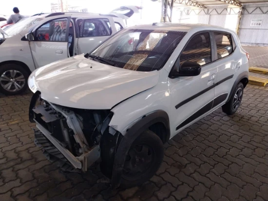 Automóvel branco Renault Kwid Intens 2 2022 com dano frontal e parte dianteira removida em galpão coberto