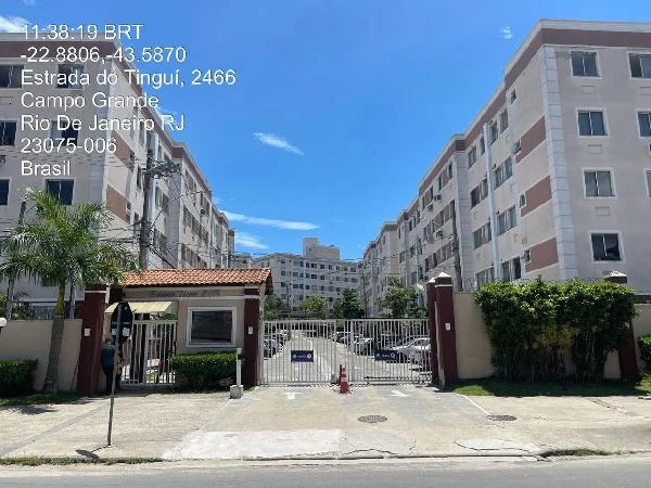 Apartamento em condomínio residencial com fachada principal, portaria e prédio de 4 andares em bom estado no Campo Grande Rio de Janeiro