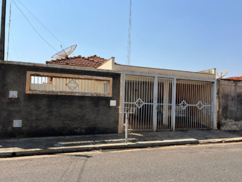 Casa com 2 Vagas de Garagem e 400m² de Área de Terreno em Promissão - São Paulo