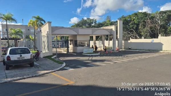 Apartamento em condomínio residencial com guarita e área externa asfaltada