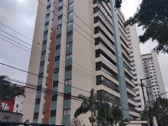 Apartamento bege com fachadas azuis e varandas em prédio alto no bairro Santana
