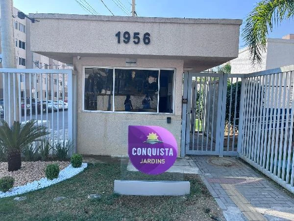 Apartamento no Condomínio Conquista Jardins com portaria e acesso por portão metálico em área urbana