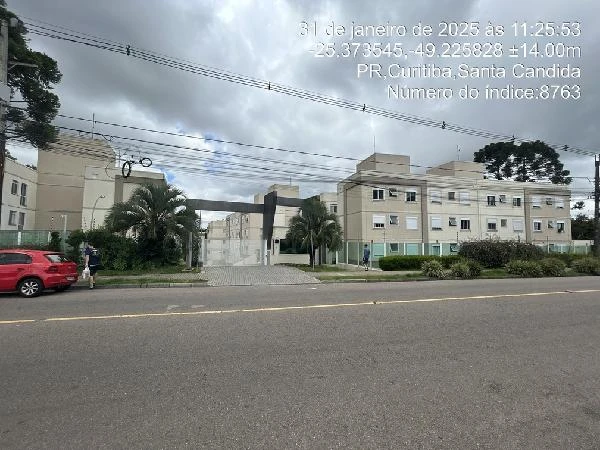 Apartamento bege com 2 quartos em condomínio com paisagismo e calçada frontal em área urbana