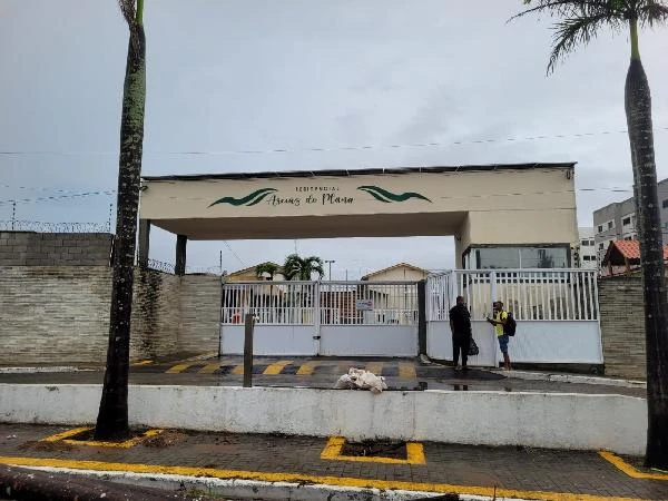 Casa em condomínio residencial com portaria e muro alto vista externa da fachada principal em dia nublado