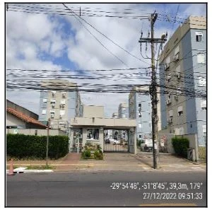 Apartamento cinza de 48m² com 1 vaga em condomínio residencial com portaria e fachada visível