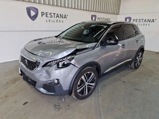 Automóvel prata Peugeot 3008 Griffe AT 4 portas com amassado no para-lama dianteiro em galpão