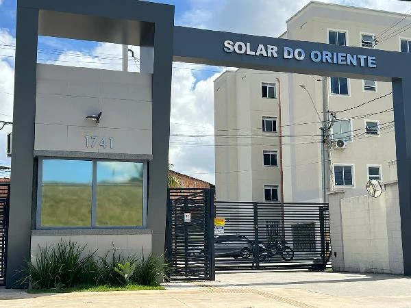 Apartamento no Condomínio Residencial Solar do Oriente com fachada moderna e portaria com portão eletrônico em área urbana