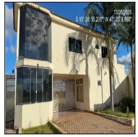 Terreno vazio com área de 270m² em loteamento residencial com fachada branca e calçada de bloco