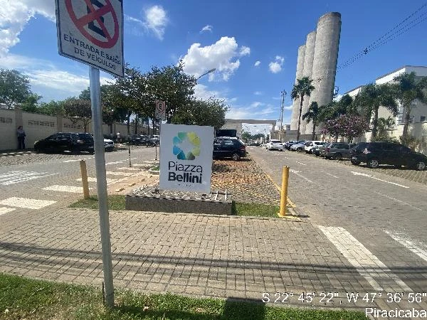 Apartamento com área privativa de 45m² no condomínio residencial Piazza Bellini, vista da entrada principal e área de estacionamento