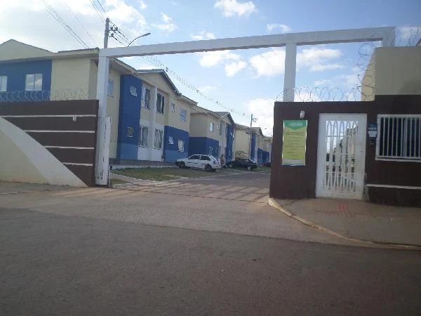 Apartamento azul e branco no condomínio residencial Royal Park com portão de entrada e áreas comuns externas