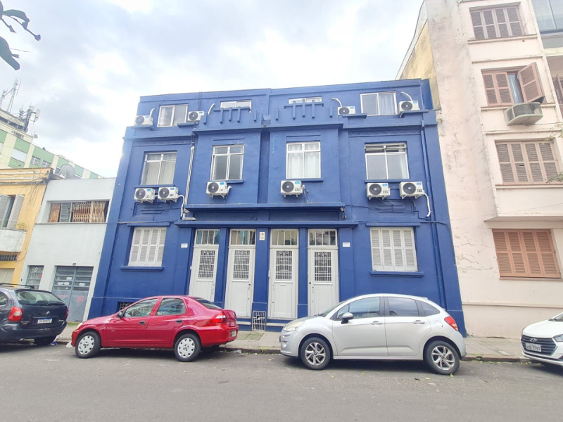 Prédio de Alvenaria com Dependências e Benfeitorias em Porto Alegre - Rio Grande do Sul