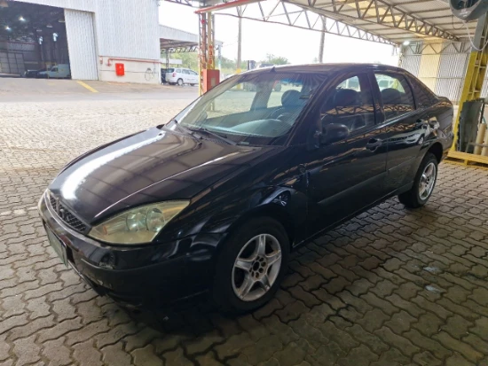 Automóvel preto Ford Focus 1.6L FC 2006 2007 4 portas em galpão coberto sem avarias visíveis