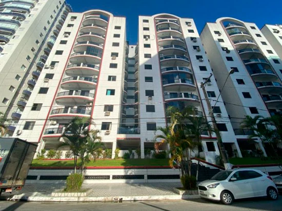 Apartamento branco com varandas em prédio residencial de vários andares na rua com carros estacionados