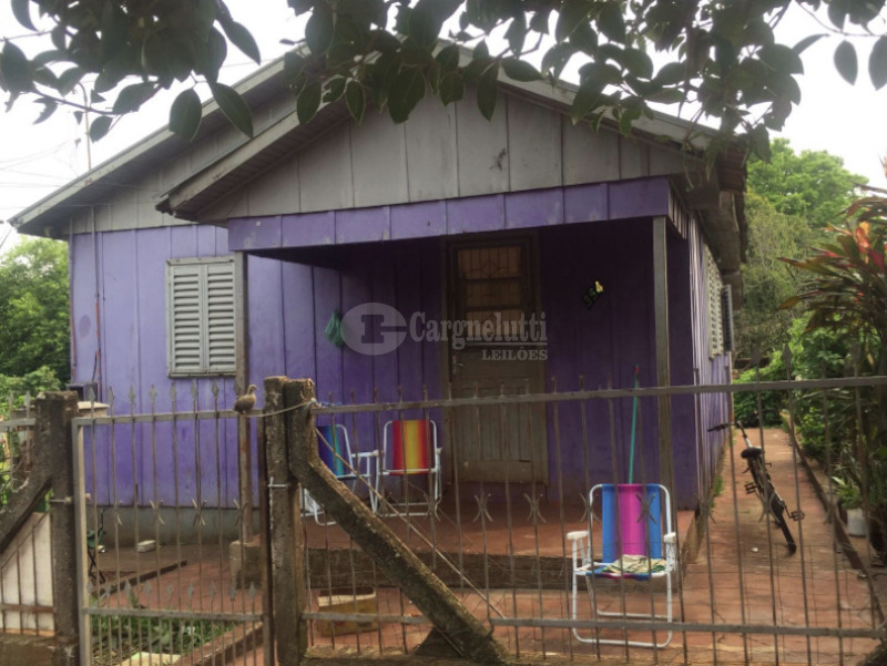 Casa de Madeira Própria para Moradia com Terreno Urbano de 262,50m² em Ijuí - Rio Grande do Sul