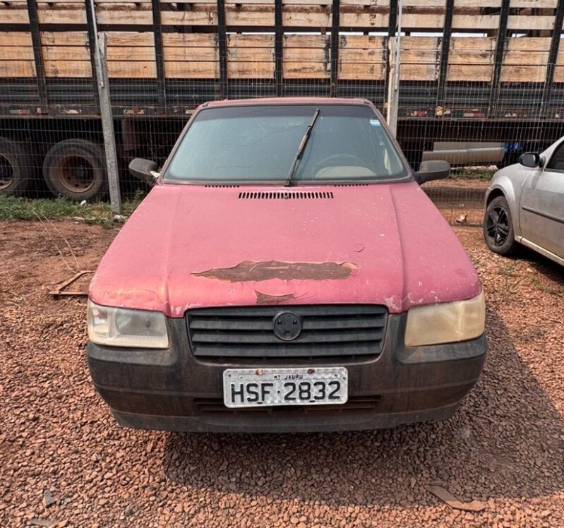 Fiat Uno Mille Fire Flex 2005/2006 na Cor Vermelha em Pontes E Lacerda - Mato Grosso