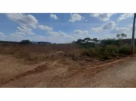 Terreno plano de 900m² com solo descoberto e área aberta em entorno rural, sem construções visíveis