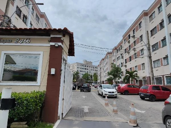 Apartamento branco no Condomínio Residencial Recanto do Tingui com cinco andares e área de estacionamento frontal