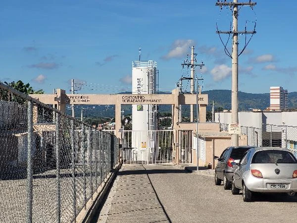 Apartamento no Condomínio Residencial Moradas de Franco com entrada principal e carros estacionados na rua