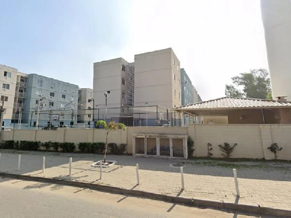 Apartamento branco de 45m² com quadra de esportes e muro baixo no condomínio Reserva Belford Roxo