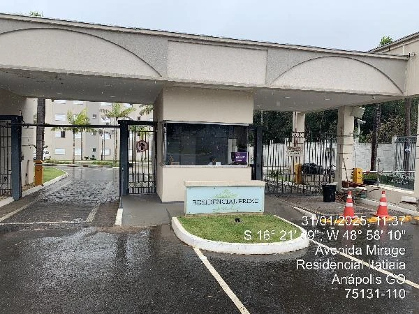Apartamento com portaria e cancela de entrada no Condomínio Residencial Prime Sul em dia nublado