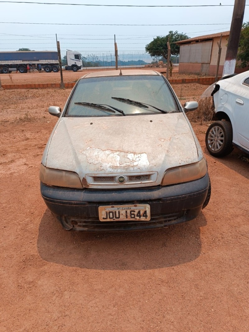 Fiat Palio Fire 2005/2006 em Cor Prata em Campo Verde - Mato Grosso