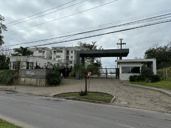 Apartamento vista exterior no Condomínio Residencial Sítio Jundiaí com entrada principal e guarita sob céu nublado
