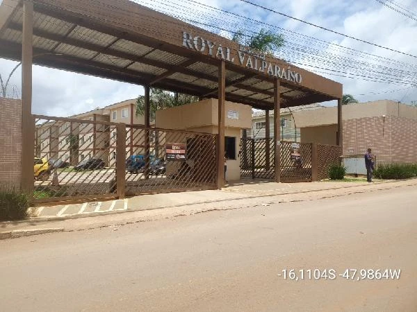 Apartamento com portaria e grades no Condomínio Residencial Royal Valparaíso em área urbana