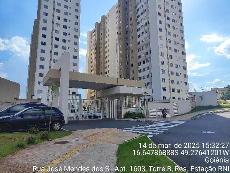 Apartamento branco em condomínio residencial com portaria e áreas externas visíveis em Goiânia