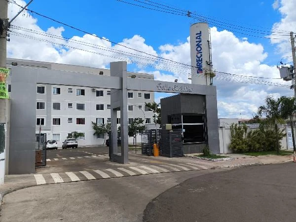 Apartamento branco no condomínio Belle Giardino com fachada moderna e guarita na entrada principal