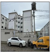 Apartamento branco de 44m² com 1 quarto no condomínio Recanto Maraponga vista externa da fachada e área de estacionamento