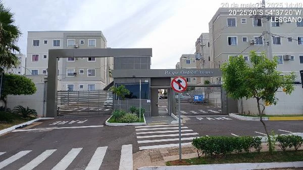 Apartamento de fachada cinza no condomínio Parque Castel Di Verona com áreas verdes e portaria