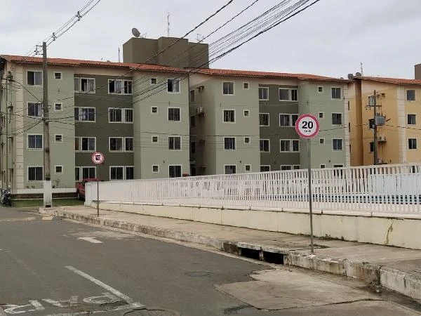 Apartamento padrão em condomínio Village Deleste IV com fachada cinza e bege e rua em primeiro plano