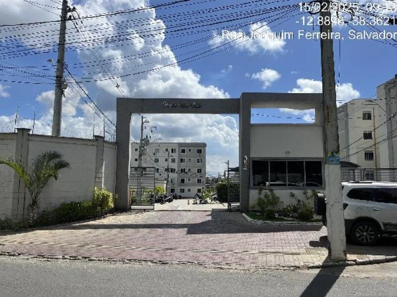 Apartamento branco com 4 andares no Residencial Parque Serra Ville entrada do condomínio em área urbana