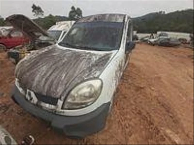 Automóvel Renault Kangoo Express branco com pintura danificada e capô desgastado em terreno de ferro-velho