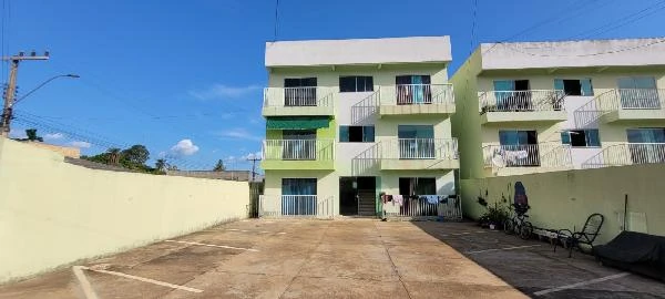Apartamento bege claro com varandas e estacionamento amplo em área externa