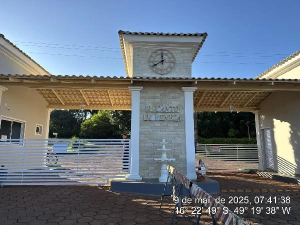 Casa com fachada clara e portaria no Loteamento Chácaras Recanto di Veneza com área livre e entrada com portão