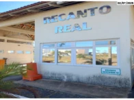 Terreno com muro baixo e portão, área com construção sinalizada Recanto Real em Sobradinho