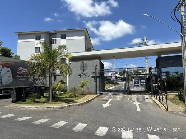 Apartamento branco com portaria, portão eletrônico e áreas verdes no Condomínio Portal Recanto das Hortências