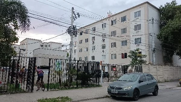 Apartamento cinza no Condomínio Residencial Jardim dos Ipês III com portão de ferro e área externa com calçada