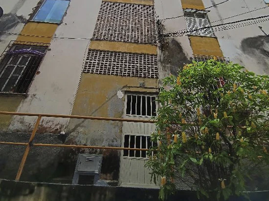 Apartamento com fachada amarelada e branca com sinais de desgaste localizada na Rua Optaciano da Silva Oliveira em Salvador