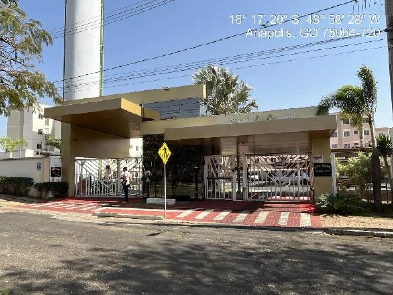 Apartamento em condomínio residencial com portaria moderna e guarita, localizado em área urbana de Anápolis